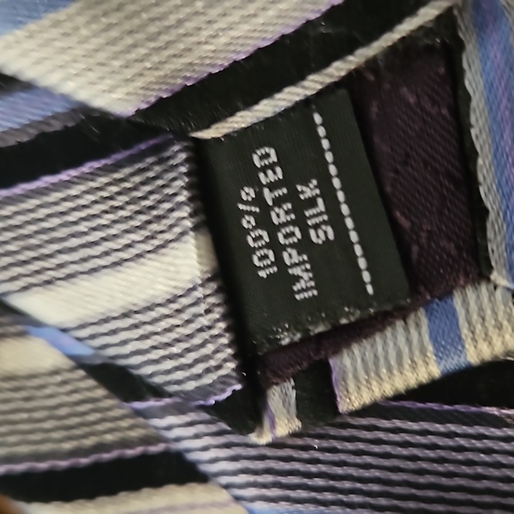 100 % imported silk chevron stripe tie in navy and silver by Arrow - Picture 5 of 5